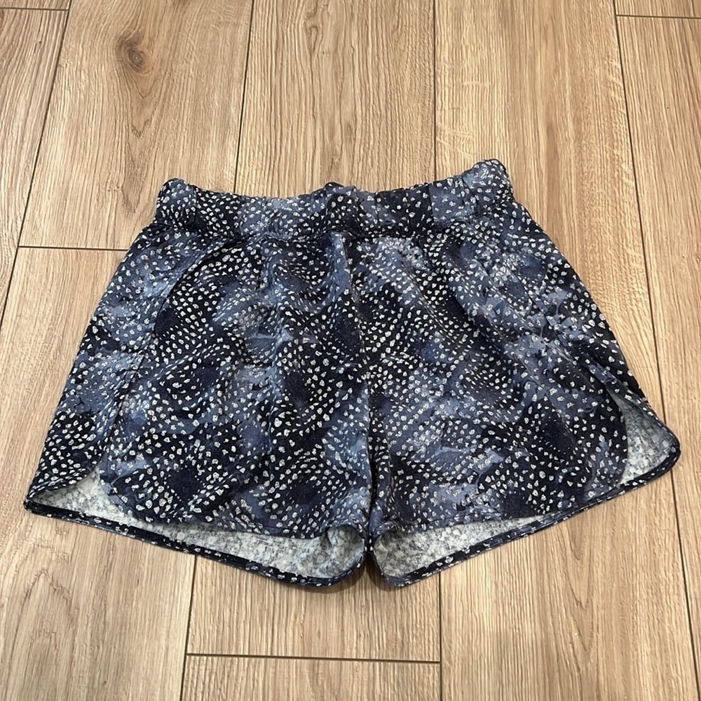Aritzia 100% Silk Blue Printed Shorts Size S